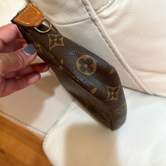 Authentic, LV vintage pochette accessories with an authentic LV chain. - Picture 12 of 17